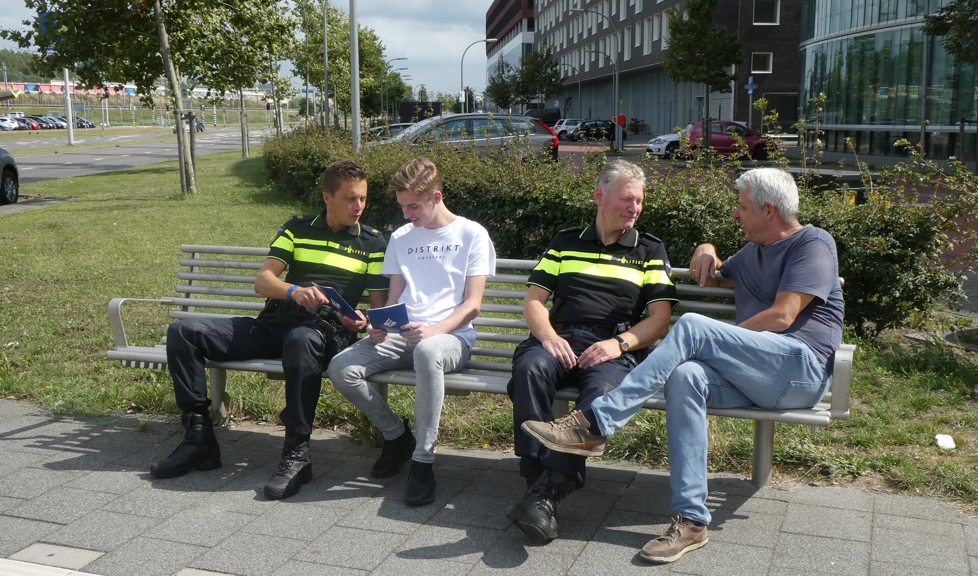 De politie in gesprek met burgers over hun woon- en leefomgeving. (foto: Dick Muijs)