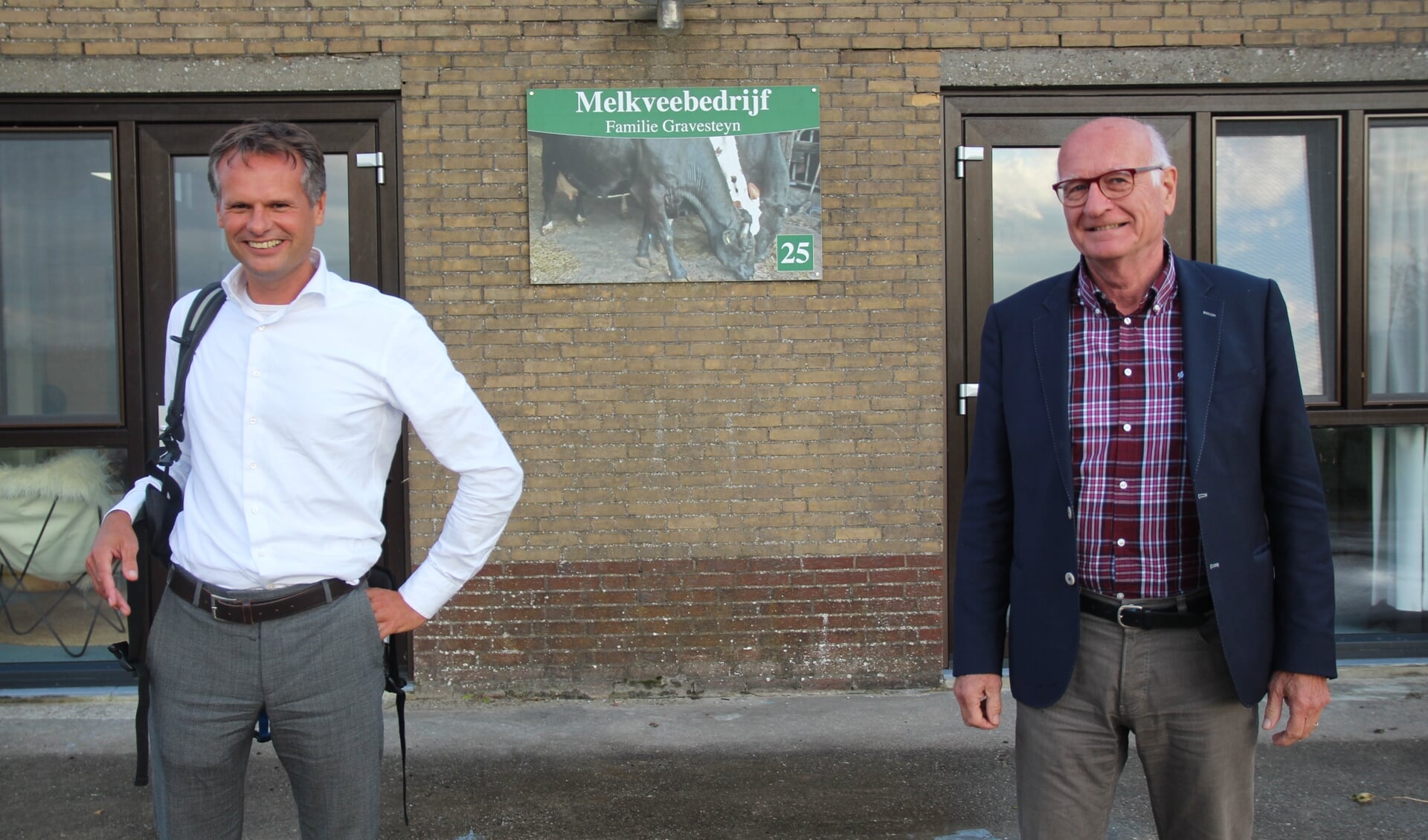 Paul de Bree (rechts) heeft de voorzittershamer van de Energiecoöperatie Pijnacker-Nootdorp overgenomen van grondlegger Matthijs Beke.