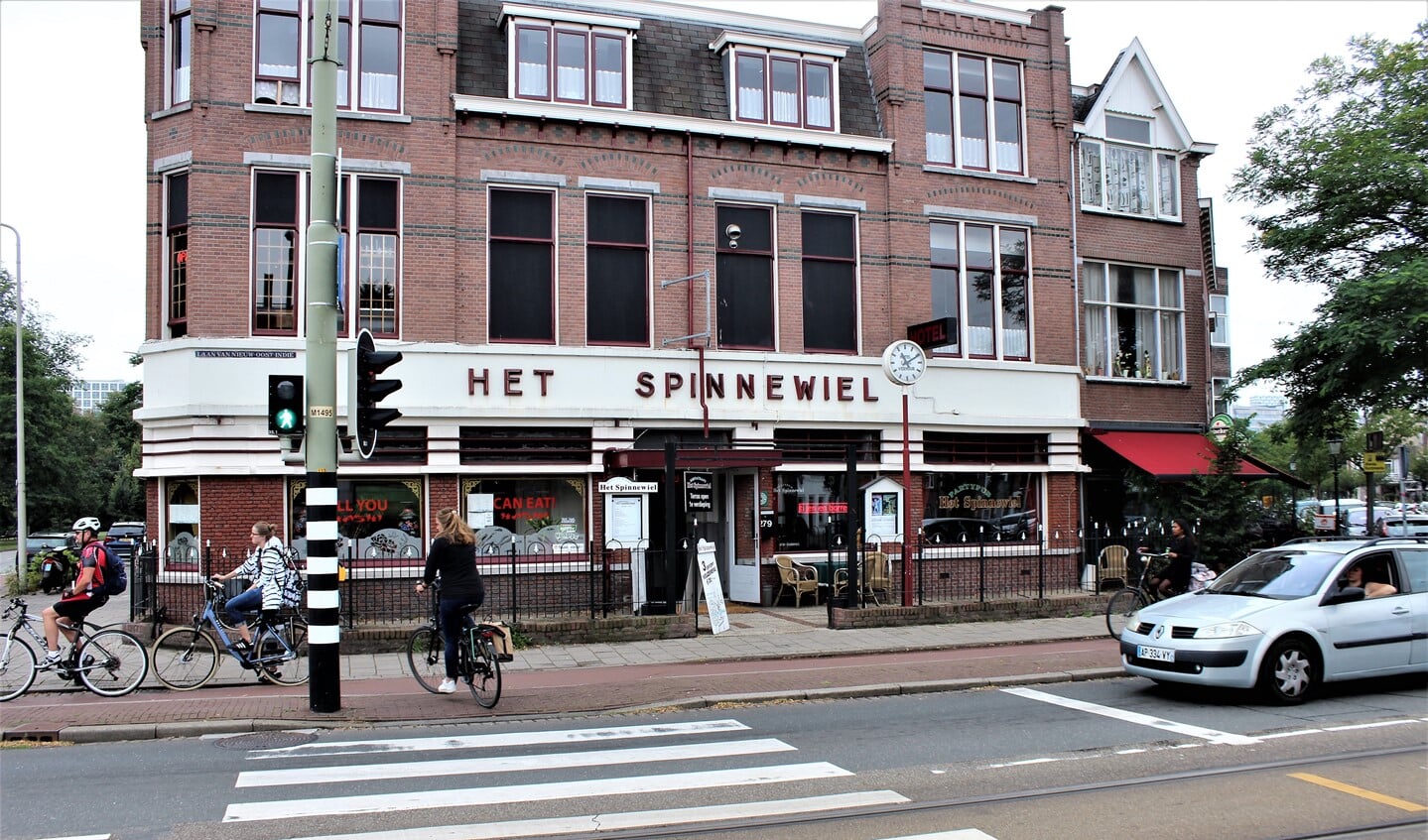 Restaurant Het Spinnewiel op de hoek van de Laan van Nieuw Oost Indië en de Schenkkade.