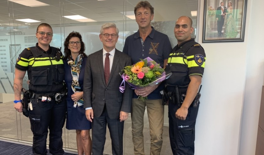 Burgemeester Aptroot roemde de reddingsactie. Ook de twee agenten die bij de redding zijn geweest, bedankten de heer en mevrouw Spiering voor hun moedige actie. Foto: pr