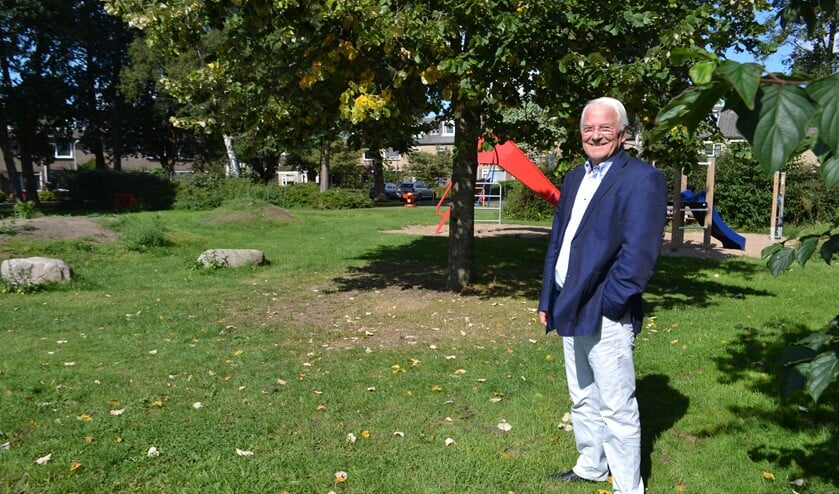 VVD'er Arnold Brans ziet graag seniorenwoningen in combinatie met groen en een speelplek verschijnen op deze locatie (Foto: Inge Koot)