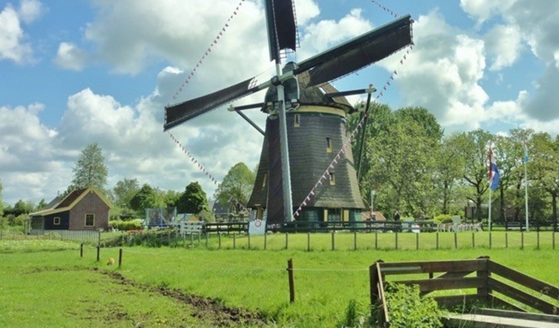 Molen De Vlieger in volle glorie aan het Essepad 3 in de Essesteijnpolder in Voorburg (archieffoto pr).