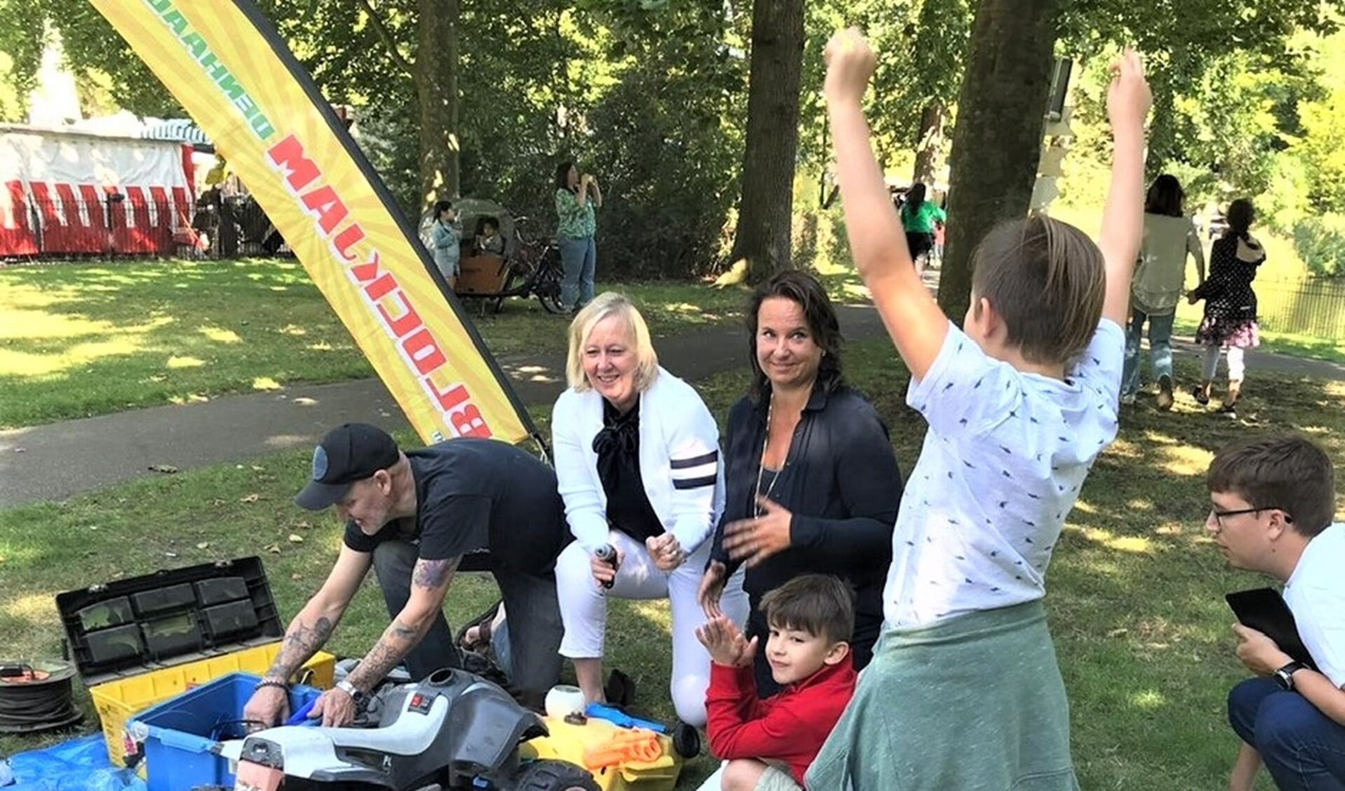 De wethouders Nadine Stemerdink en Astrid van Eekelen staken in Park Vreugd en Rust de handen uit de mouwen in het kader van de World Cleanup Day (foto: pr Gemeente LDVB).