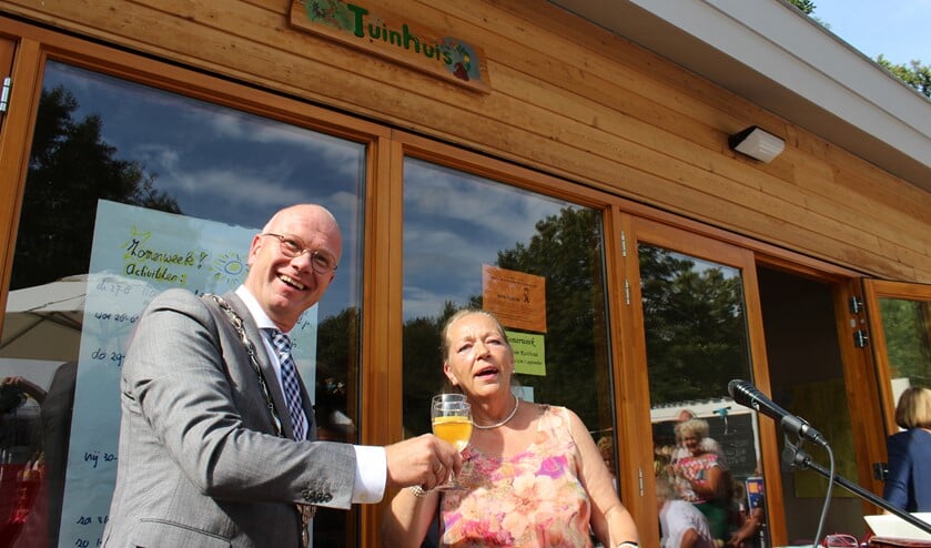 Na de onthulling van de naam 'Tuinhuis' wordt er getoost op het nieuwe onderkomen in de Stadstuin Rusthout (foto: DJ).