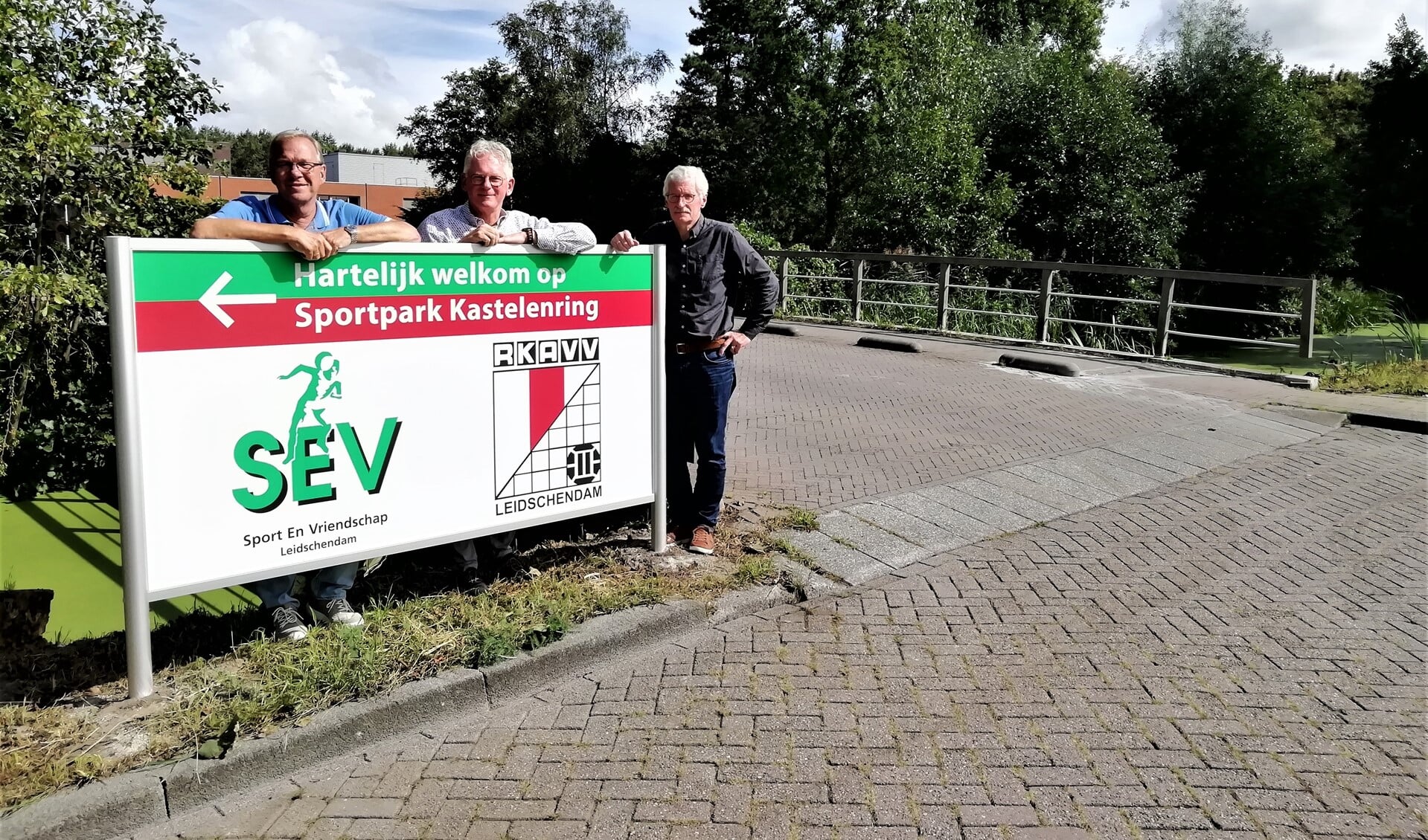 De voorzitters Rob de Ruiter (SEV), Frans van Rossen (RKAVV) en Willem van Dijk (Stichting Sportpark Kastelenring) presenteerden het bord.