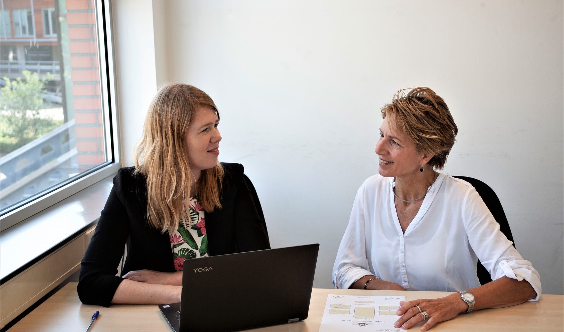 Heleen van Beek (rechts) biedt groepstrainingen en 1-op-1 sessies aan bedrijven en ZZP'ers (foto: Pawel Debik).