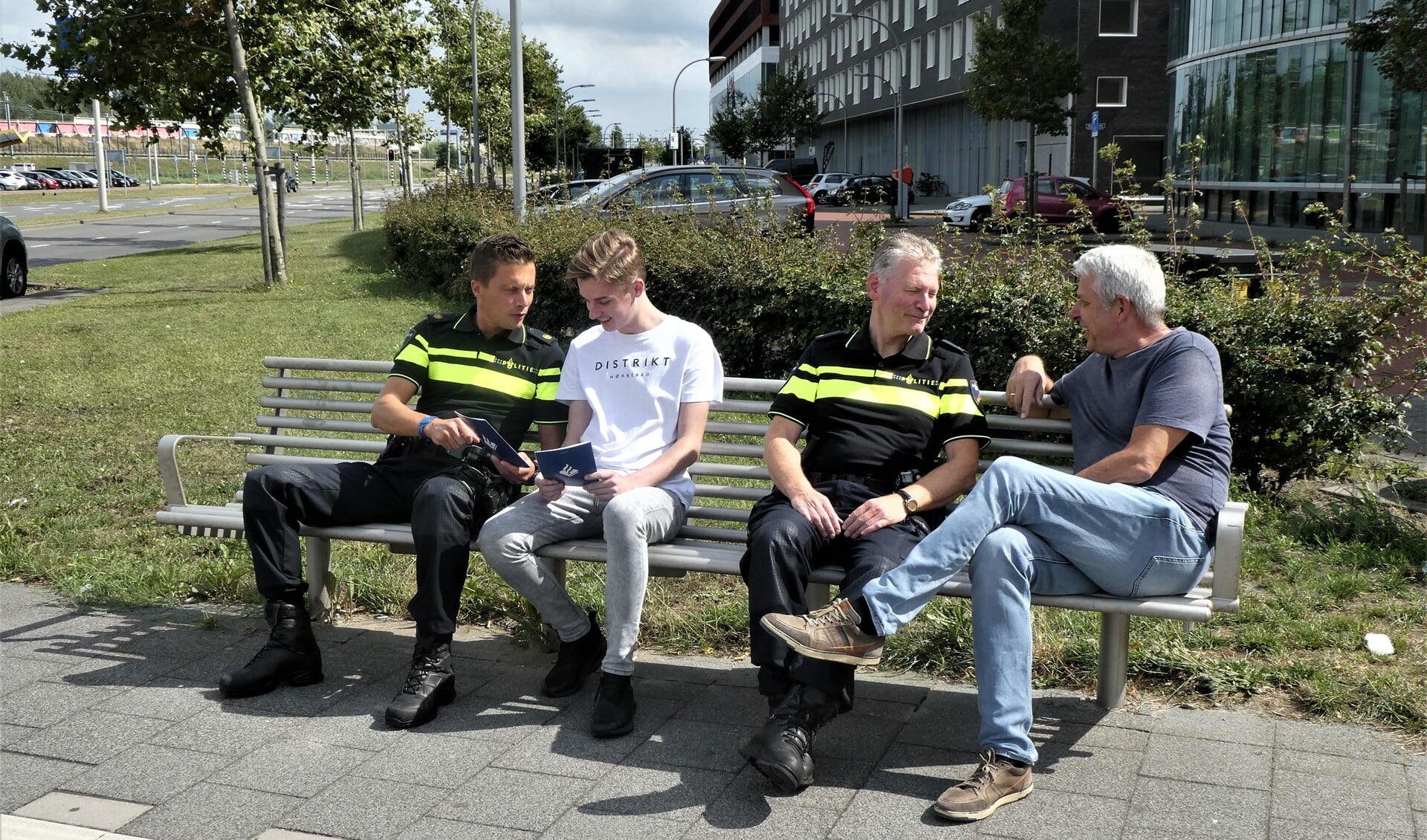 De politie in gesprek met burgers over hun woon- en leefomgeving (tekst/foto: Dick Muijs).