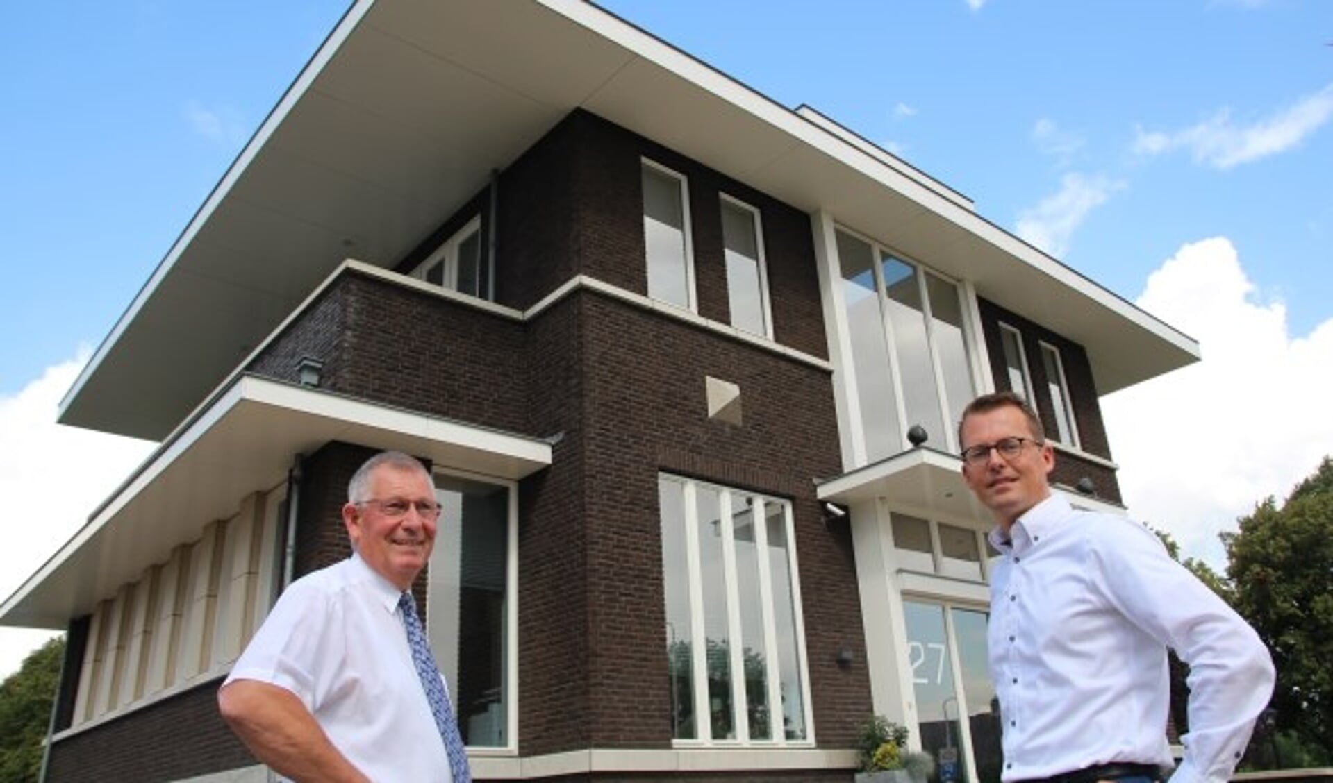 Joop en Jan Houweling bij het eigen kantoor aan de Hoekeindseweg.