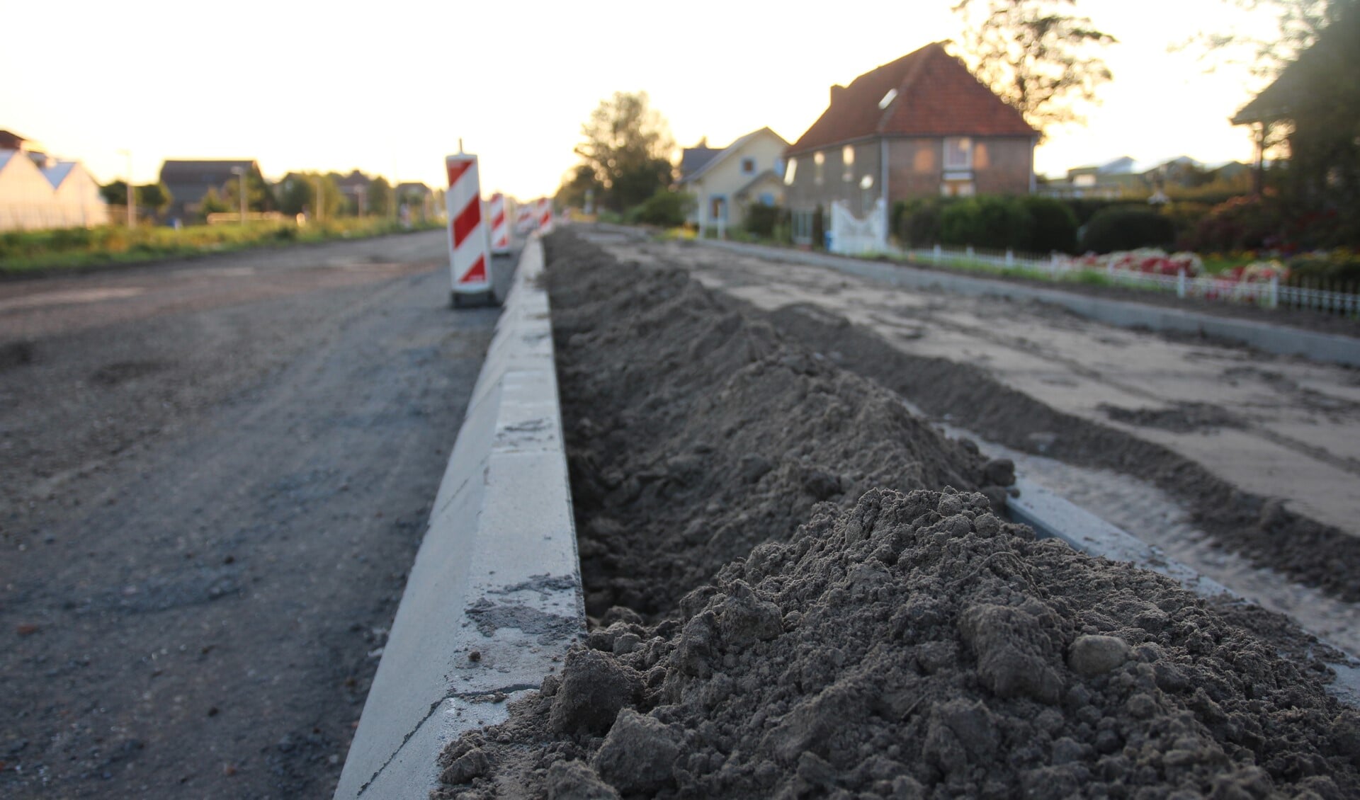 Ook Gemeentebelangen wil weten waarom de weg aan ‘de huizenkant’25 centimeter hoger moet worden.