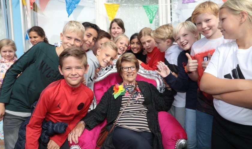 25 jaar overblijfoma en pleinwacht op de Waterlelie, dat moet gevierd worden. Foto: Jan van Es
