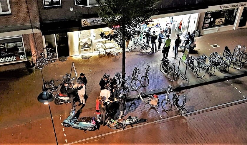 Rondhangende jongeren o de Damlaan (aangeleverde foto).