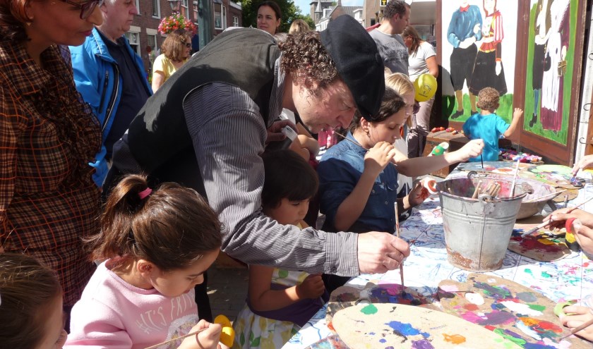 Kids kunnen creatief aan de slag bij de Klompopleukerij, waar zij een houten klompje mogen beschilderen. Foto: pr