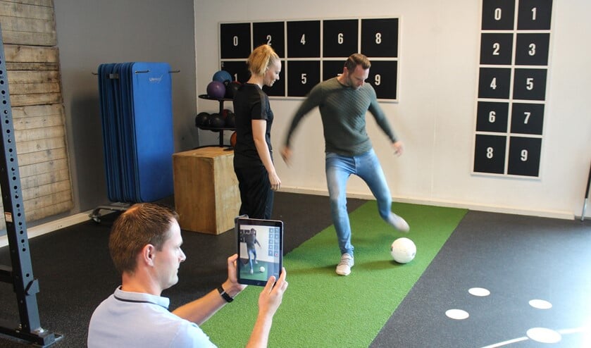 Fysiotherapeut Joey Kruisbeek maakt in het Active Health Center een videoanalyse van een patiënt met kruisbandklachten (foto/tekst: DJ).