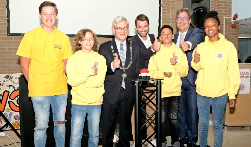 Burgemeester Aptroot en wethouder Iedema zijn erg blij met de komst van de school. Foto: Marc Wiek