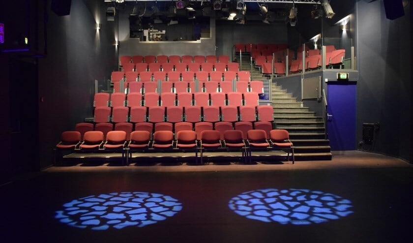 De theaterzaal van Het Veur Theater. Als de gemeente de organisatie van de theaters wil samenvoegen en het Veur Theater haar zelfstandigheid verliest, zullen deze stoelen waarschijnlijk voorlopig leeg blijven (foto: pr).
De theaterzaal van Het Veur Theater. Als de gemeente de organisatie van de theaters wil samenvoegen en het Veur Theater haar zelfstandigheid verliest, zullen deze stoelen waarschijnlijk voorlopig leeg blijven (foto: pr).