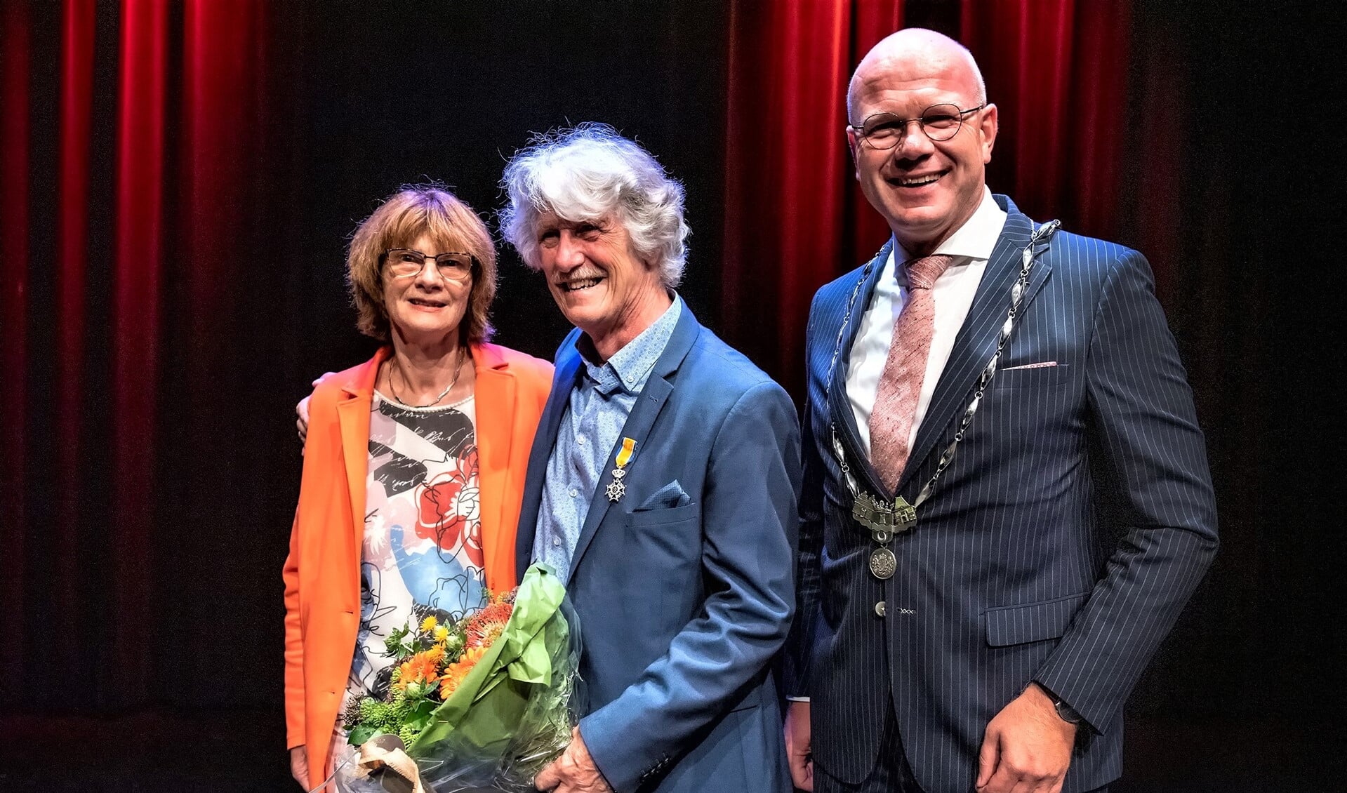 De onderscheiden Ab Smit met zijn echtgenote en burgemeester Klaas Tigelaar (foto: Michel Groen).