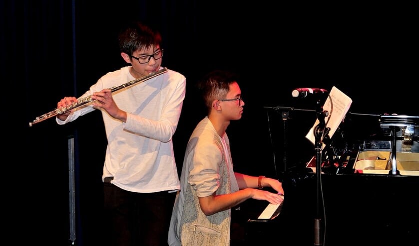 Kenneth en Kevin Laban spelen tijdens het Open Podium van Talentenloods een eigen compositie (foto: Ot Douwes).