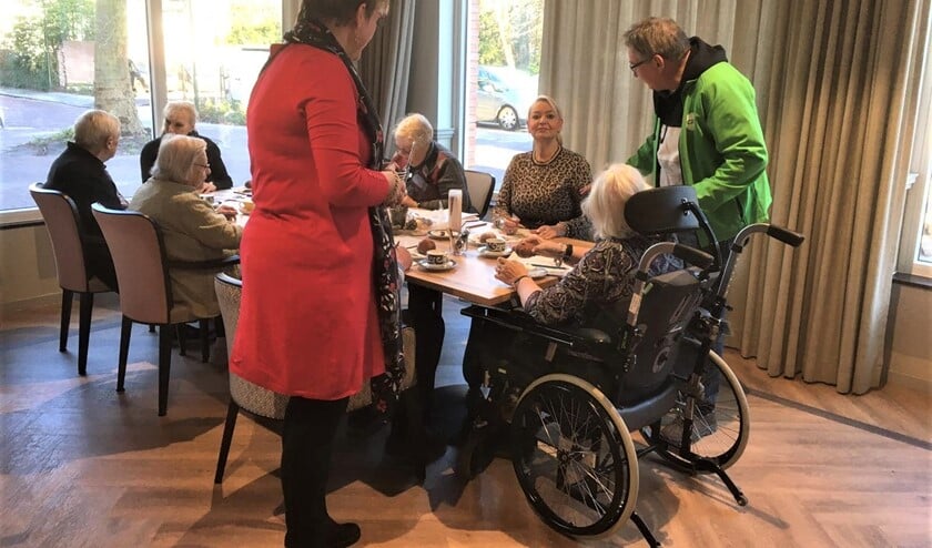 In De Vliethof lieten de bewoners zich de oliebollen goed smaken (foto).