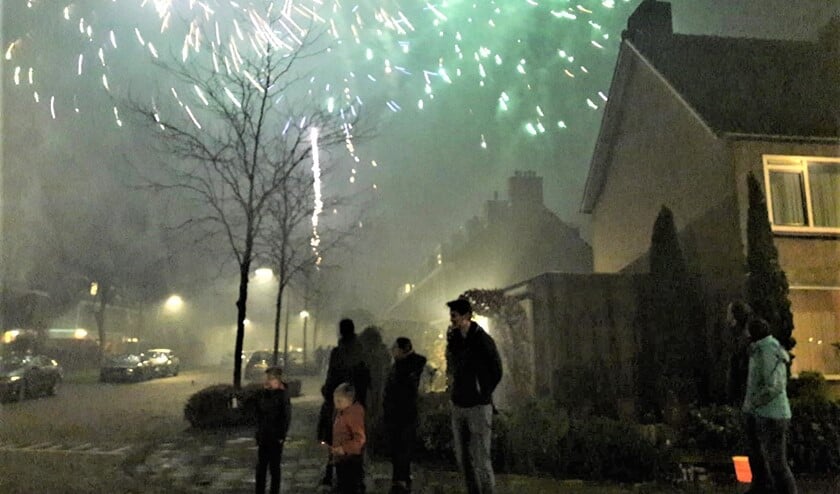 Oud en nieuw in de Leidschendamse wijk De Zijde met veel mist en rook (foto: Muriel de Vreede).