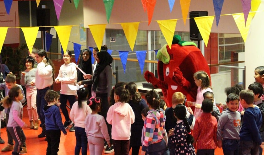 Na de toespraak zongen de leerlingen met enthousiasme een fruitlied en dansten daarop met de populaire tomaat-mascotte.