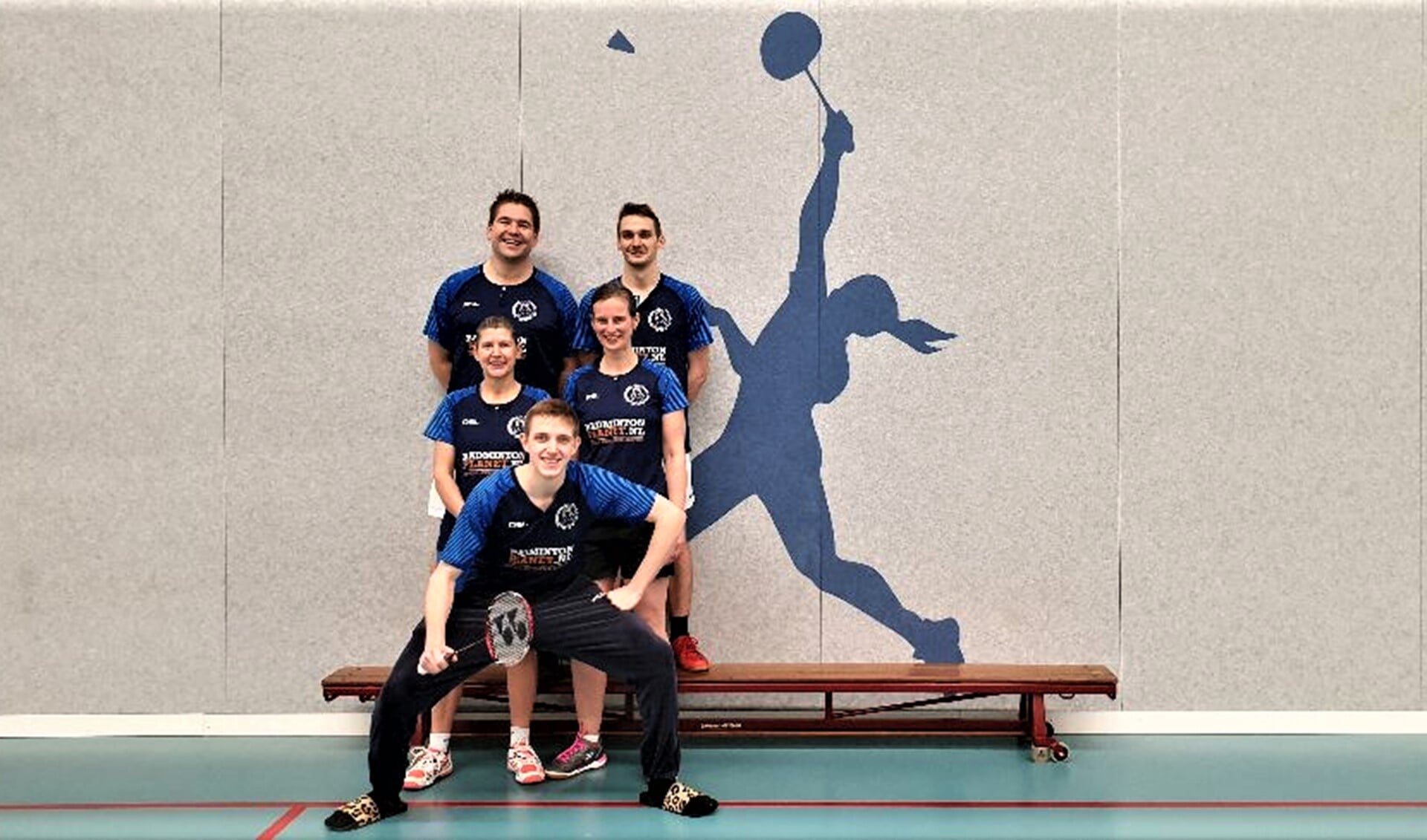 Team in van Badmintonclub Voorburg met van links naar rechts en van boven naar beneden: Harold, Tom, Anita, Gea en Bram (foto: pr).