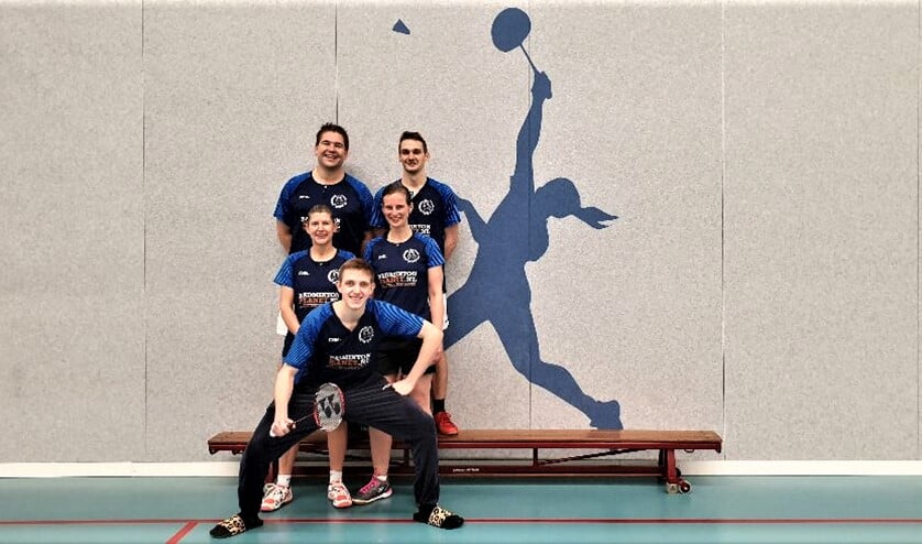 Team in van Badmintonclub Voorburg met van links naar rechts en van boven naar beneden: Harold, Tom, Anita, Gea en Bram (foto: pr).
