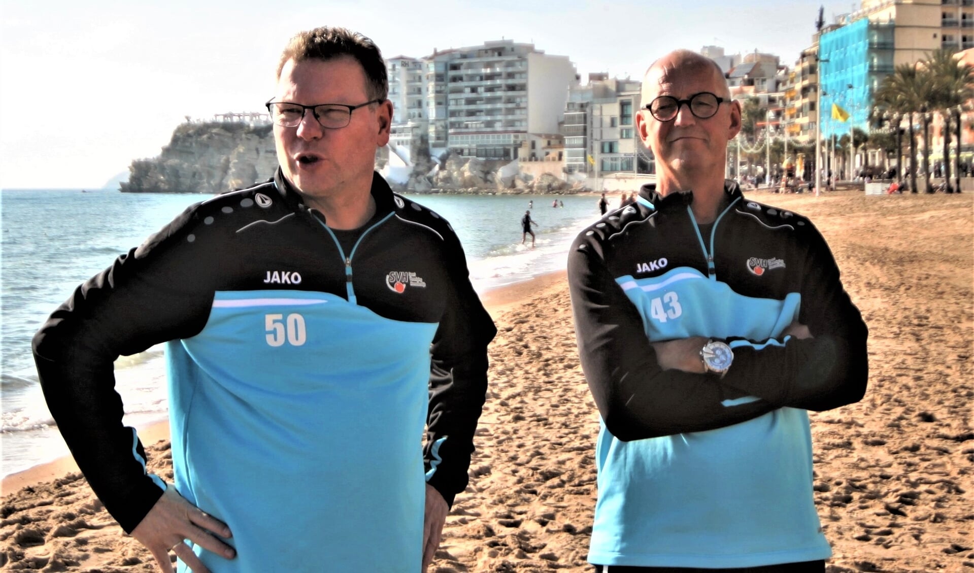 Lourens en assistent-trainer van Zijl op het strand van Benidorm.