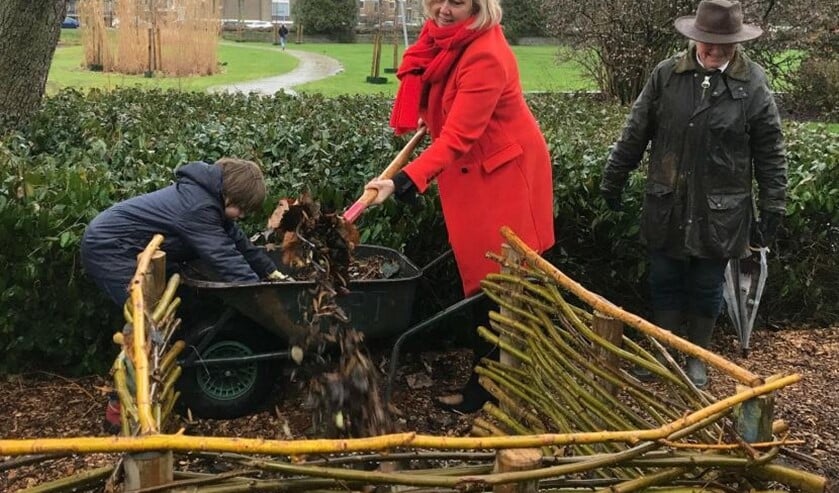 Wethouder Astrid van Eekelen gooide als eerste een schep composteerbaar materiaal in een van de bakken (foto: gemeente LV).