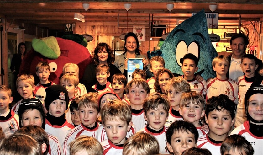 Wethouder Nadine Stemerdink kwam bij de Voorburgse Rugbyclub het zilveren certificaat Gezonde Sportkantine uitreiken (foto: Miriam Blom).