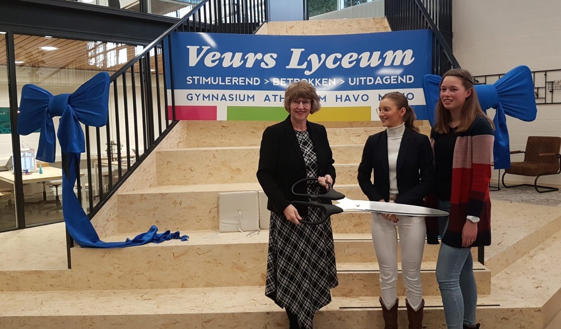Wethouder Onderwijs Juliette Bouw opende donderdag 16 januari samen met Eveline van Vliet en Elena Lois het getransformeerde OpenLeerCentrum (OLC) van het Veurs Lyceum.
