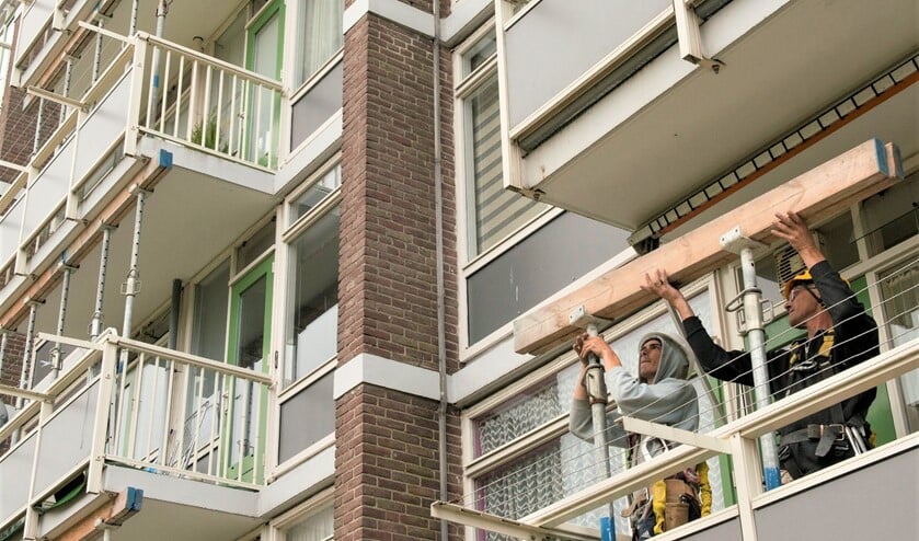 Werkzaamheden aan de flatwoningen aan de Burgemeester Velthuijsenlaan in Leidschendam (archieffoto).