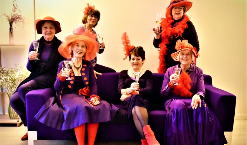 Voor de herkenbaarheid heeft de groep Red Hat chapter een dresscode: paarse kleding en een rode hoed.(foto: Louis Klerks 2018).