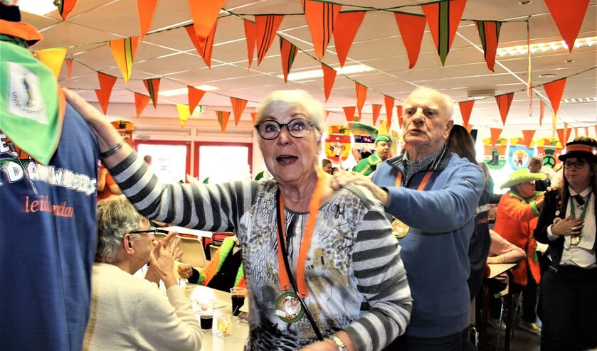 Polonaise tijdens de carnavalsmiddag voor ouderen bij De Damzwabbers (archieffoto pr).