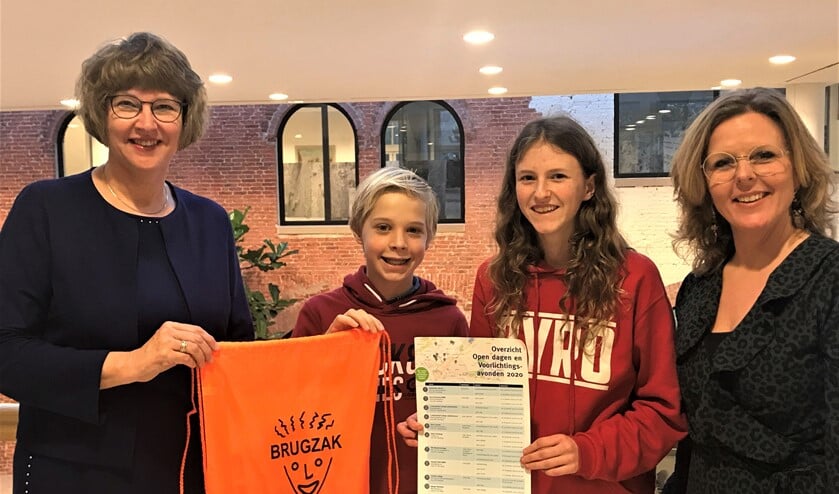Wethouder Juliette Bouw, Valentijn Borsboom, Lonneke Koole en Charlotte van Thiel-Tuininga (rector Veurs Lyceum).