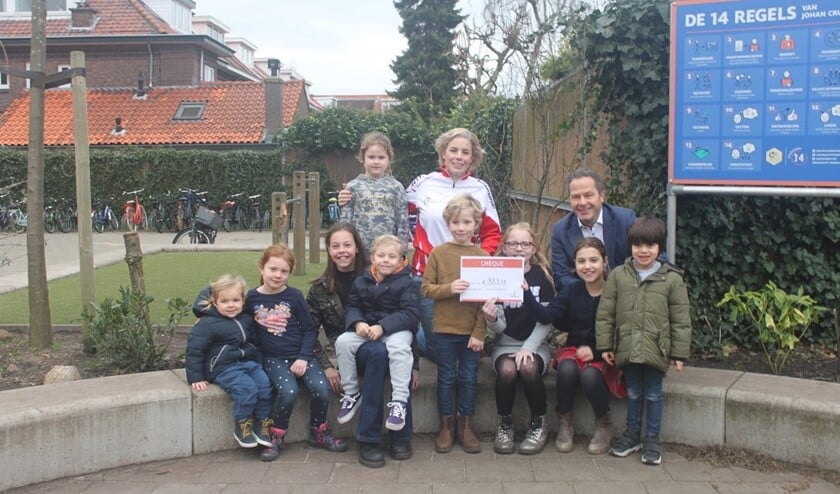 Uit alle verschillende klassen was een leerling aanwezig om de cheque van €883,73 te overhandigen (foto: pr).