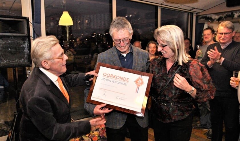 Kees Wenneker speldde als ambassadeur van de KNVB Joost de Bock een waarderingsteken op en reikte de oorkonde Lid van Verdienste van de KNVB uit (foto: Ap de Heus).