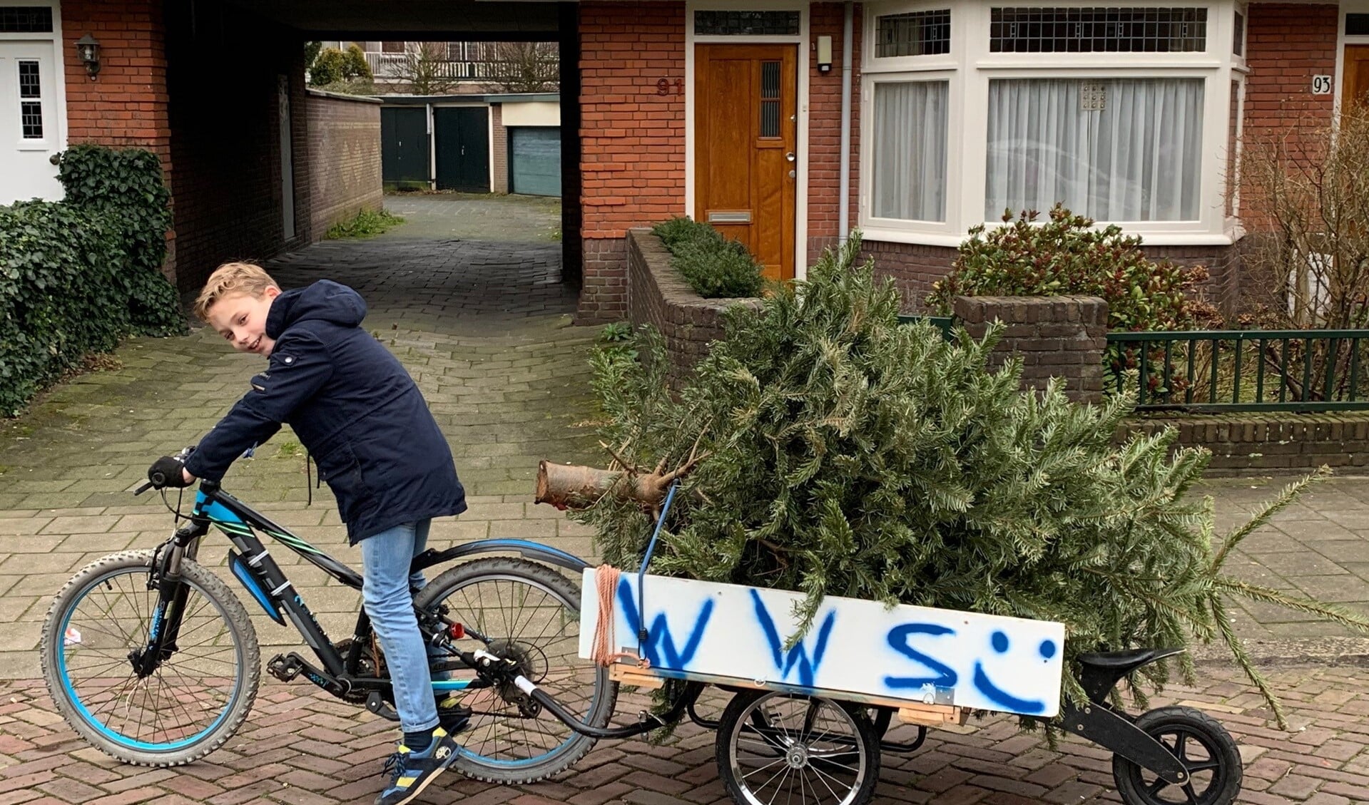 Walter met zijn speciale karretje achter de fiets om kerstbomen op te halen (eigen foto).