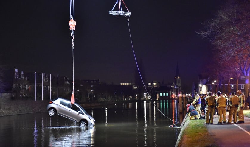 De grote kraan van de brandweer takelt de auto vanaf de Vlietweg uit het water (foto: Sebastiaan Barel).