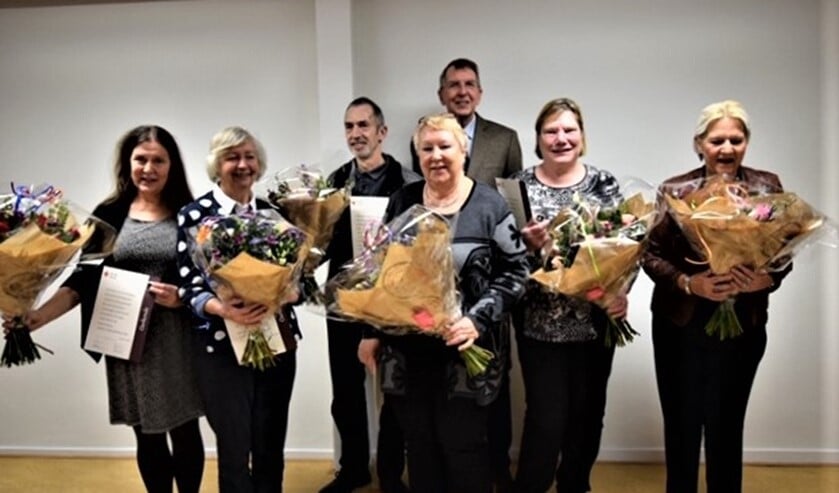 Een aantal jubilarissen en de Vrijwilliger van het Jaar met de voorzitter van de afdeling.