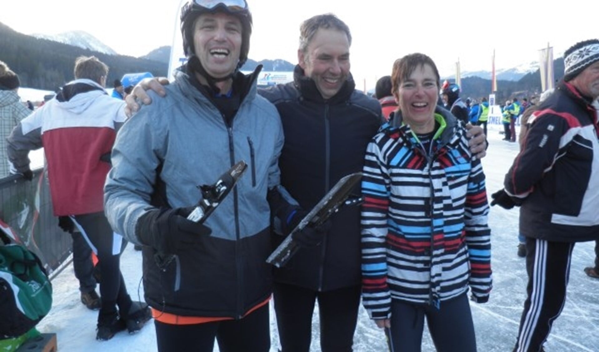 Martin Versteeg (links), broer Ad en zus Mieke direct na de finish van 200 km schaatsen. Foto Kees van Rongen