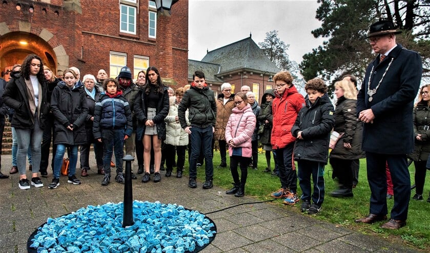 Burgemeester Tigelaar samen met middelbare scholieren van het ’s Gravendreefcollege bij het kunstwerk ‘Levenslicht’ voor het gemeentehuis in Leidschendam (foto: Michel Groen).