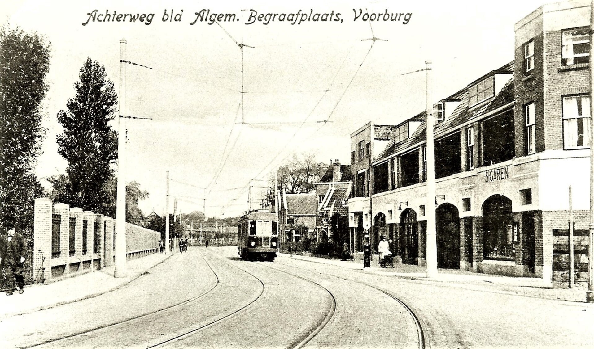 De Blauwe Tram rijdt over de voormalige Achterweg (vanaf 1926 Parkweg) bij de Algemene Begraafplaats te Voorburg.