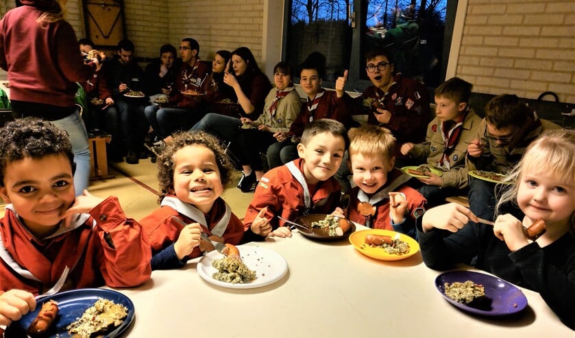 De jeugdleden van Scouting Damherten aan de boerenkool met worst (foto: Muriel de Vreede).