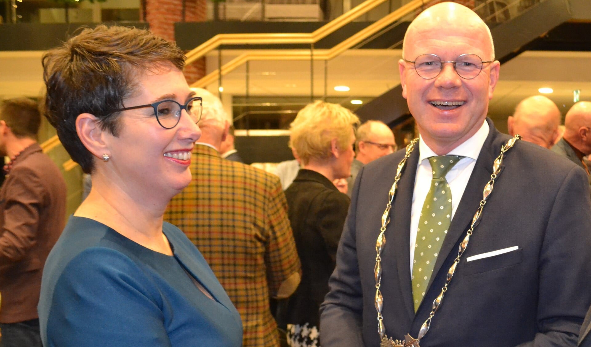 Burgemeester Tigelaar en zijn vrouw schudden vele handen tijdens de nieuwjaarsreceptie (Foto: Inge Koot).