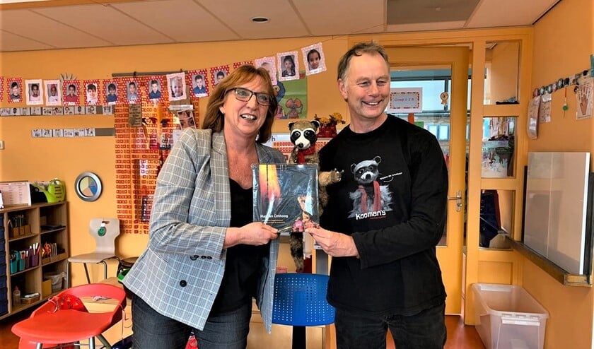 De Juf neemt ten overstaan van de klas cadeautjes in ontvangst (foto: Ap de Heus).