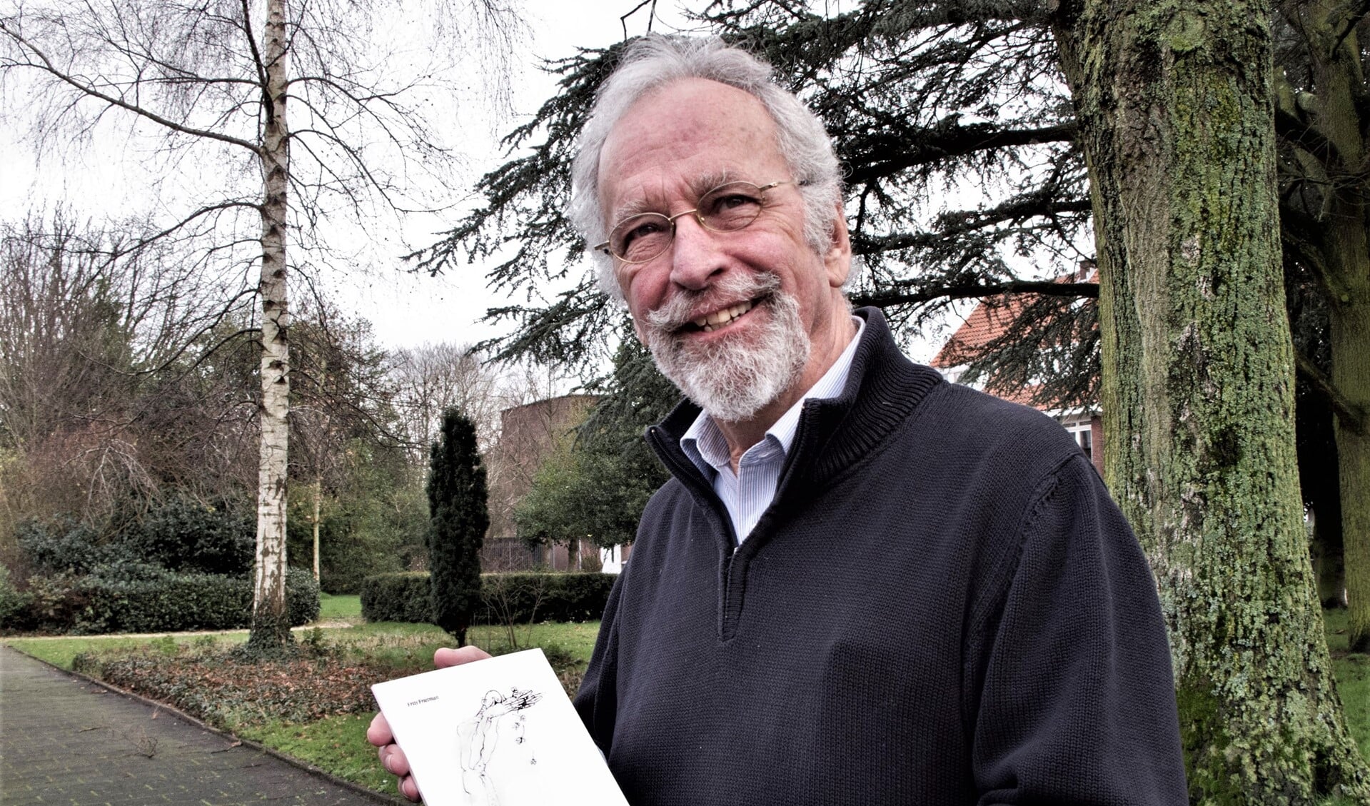 Frits Frietman met zijn boekje (foto: Ine van den Boer).