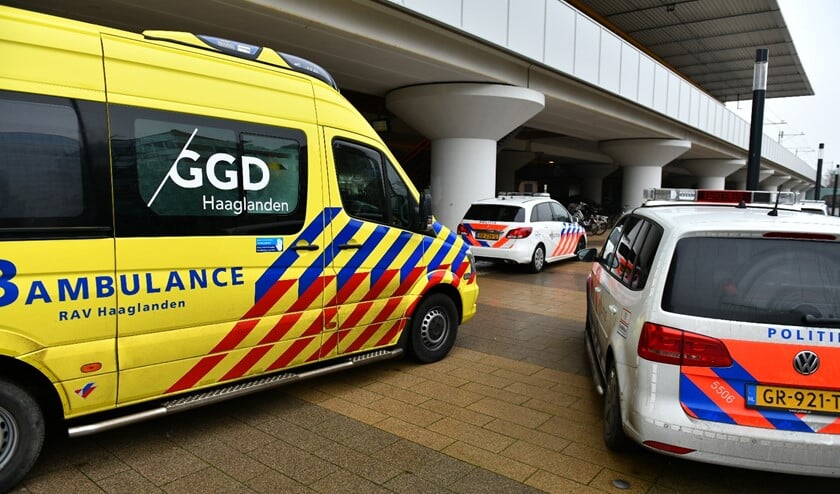 De hulpdiensten rukten massaal uit naar het station Voorburg (foto: Bob van Keulen).