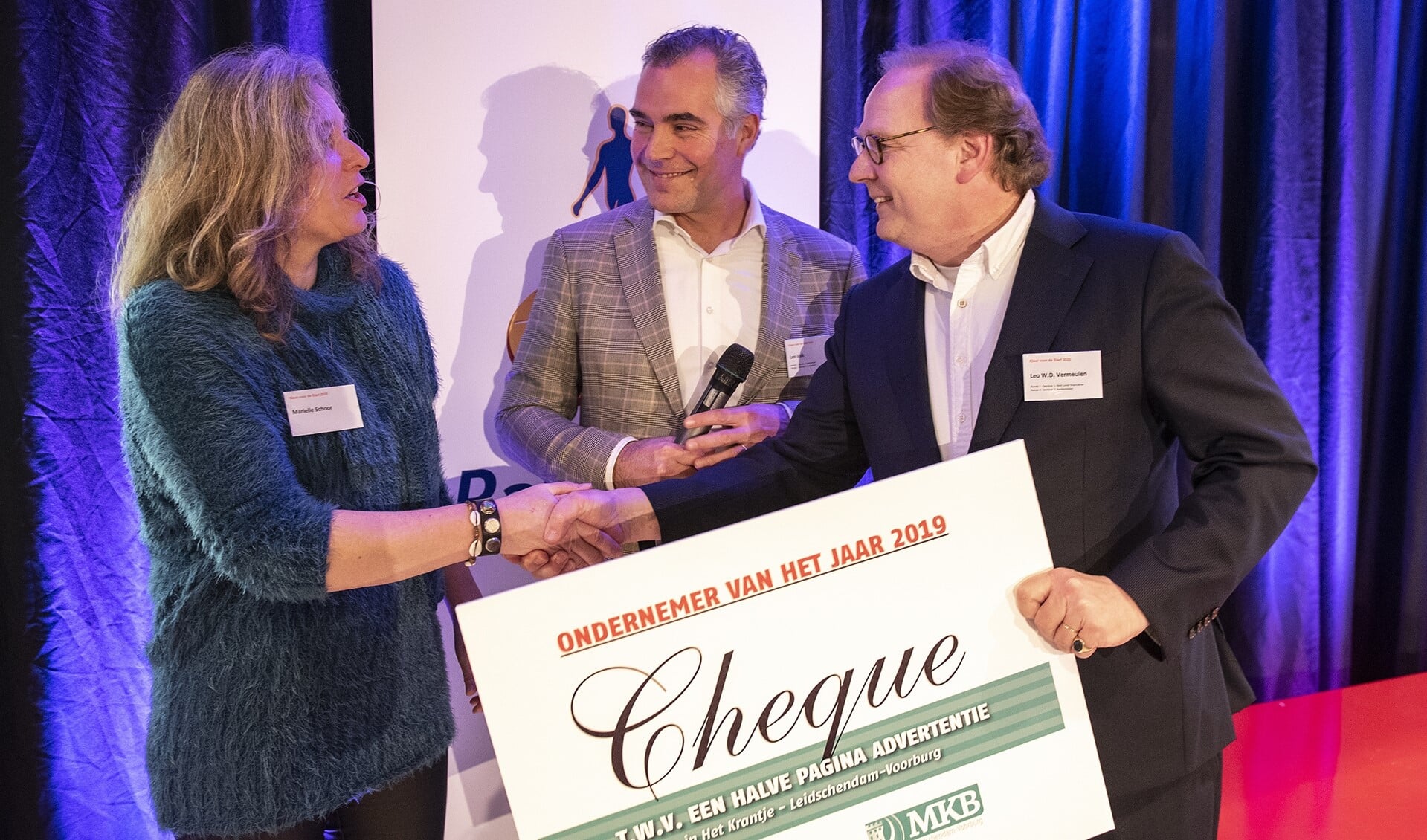 Leo Vermeulen (rechts) ontvangt een cheque voor advertentieruimte uit handen van Mariëlle Schoor en Leo Valk (Foto: Michel Groen).