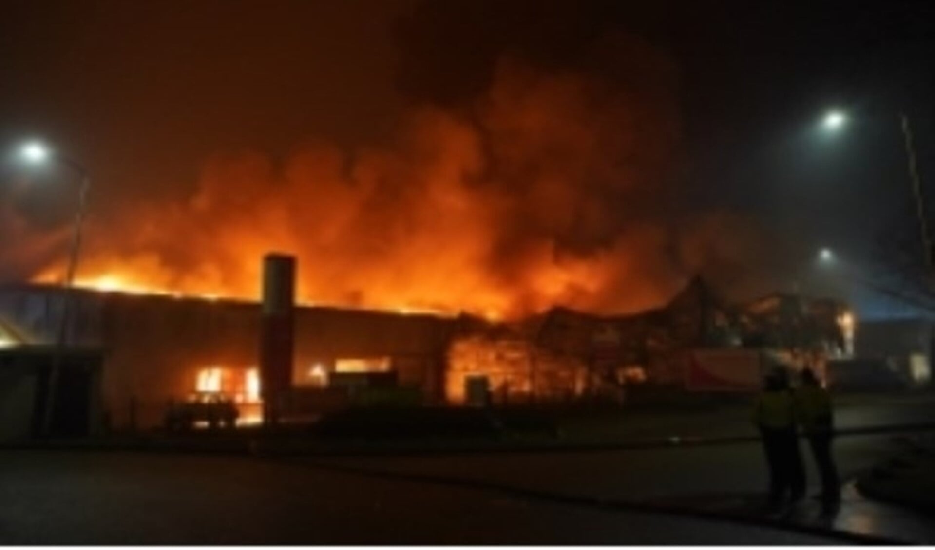Brand legt bedrijven aan Industrieweg in de as. Foto: AS Media