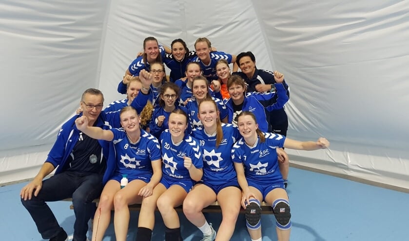 Dames 1 van EHC met Kanjer van de Week Sanne (foto: pr).